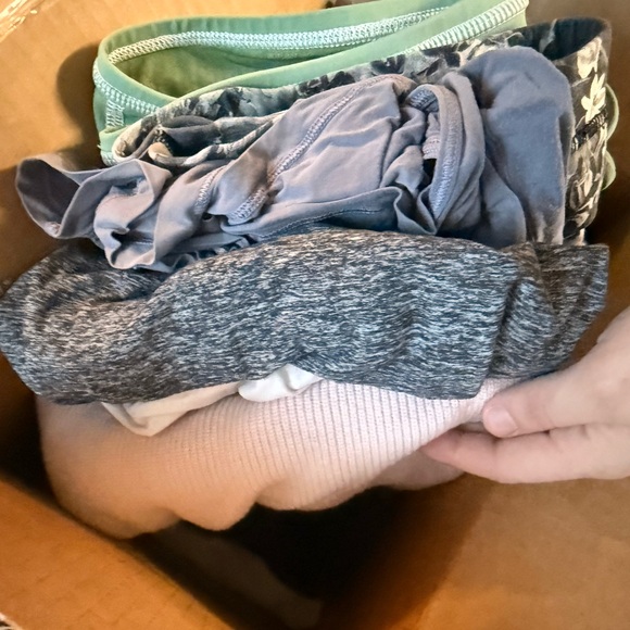 Assorted Lululemon pieces- size 6 - Picture 3 of 3